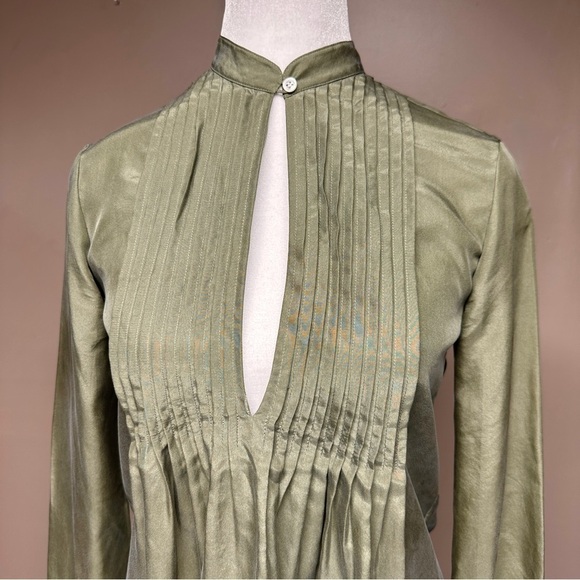 Theory Silk Bianca Pintuck Olive Green Pleated Blouse Peekaboo Top Size 0 - Picture 3 of 14